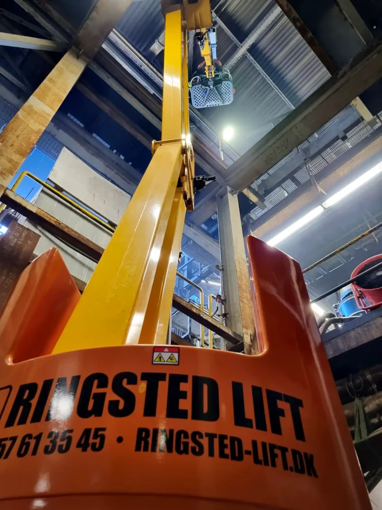Nifty HR17N Hybrid bomlift i brug ved indendørs arbejde i industribygning