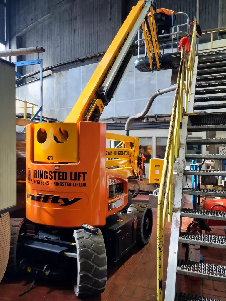 Nifty HR17N Hybrid bomlift med elektrisk drift, ideel til arbejde i produktionshaller